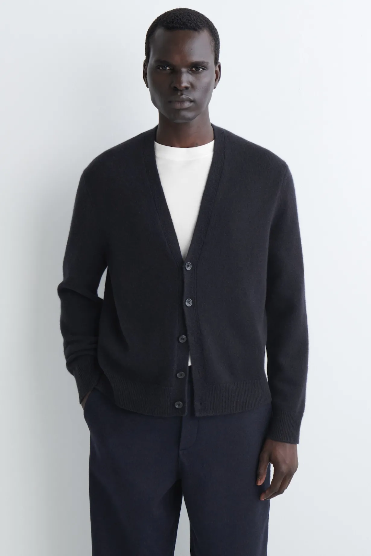 STRICKJACKE AUS KASCHMIR MIT V-AUSSCHNITT