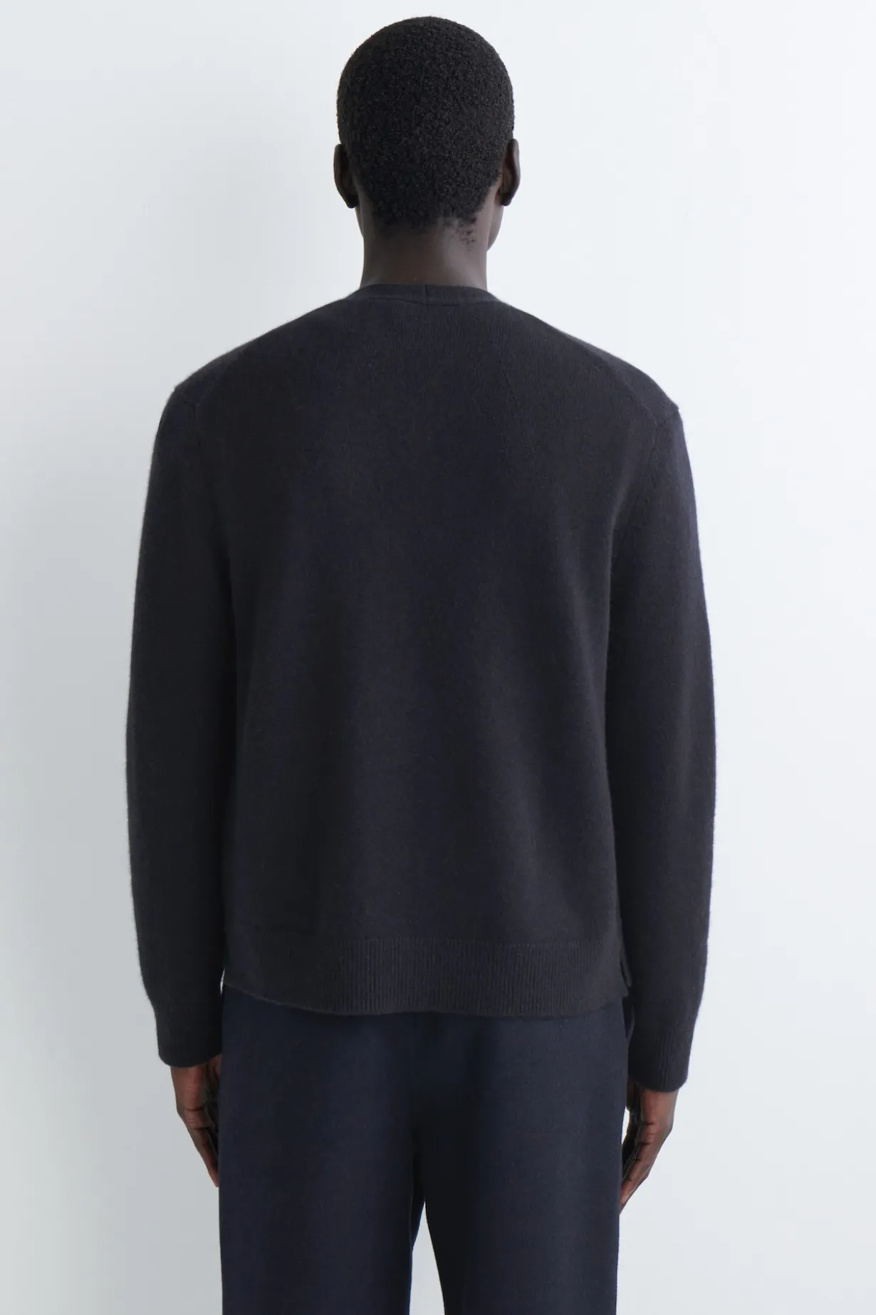STRICKJACKE AUS KASCHMIR MIT V-AUSSCHNITT