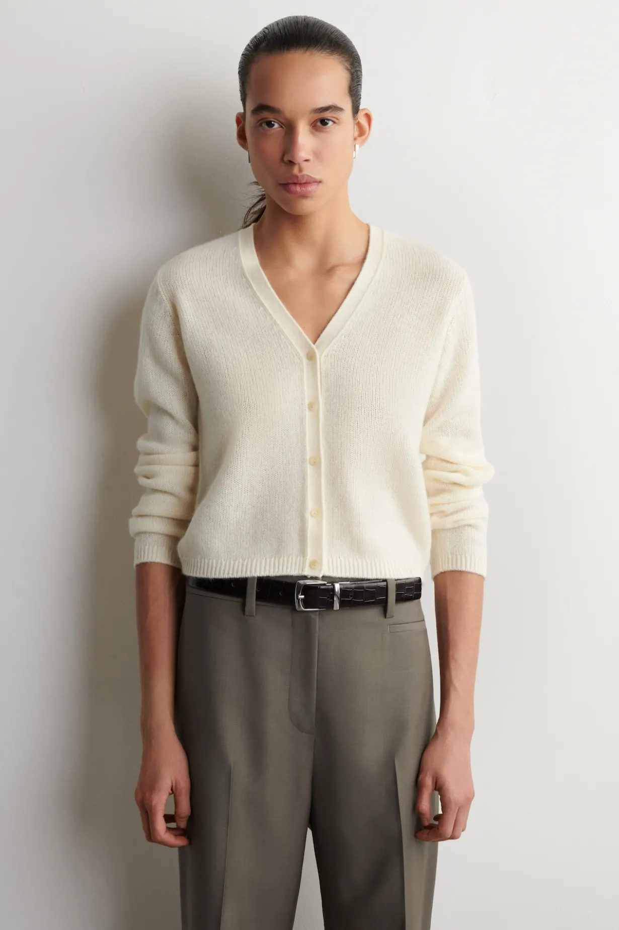 STRICKJACKE AUS KASCHMIR MIT V-AUSSCHNITT