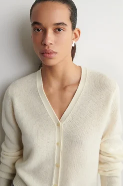 STRICKJACKE AUS KASCHMIR MIT V-AUSSCHNITT