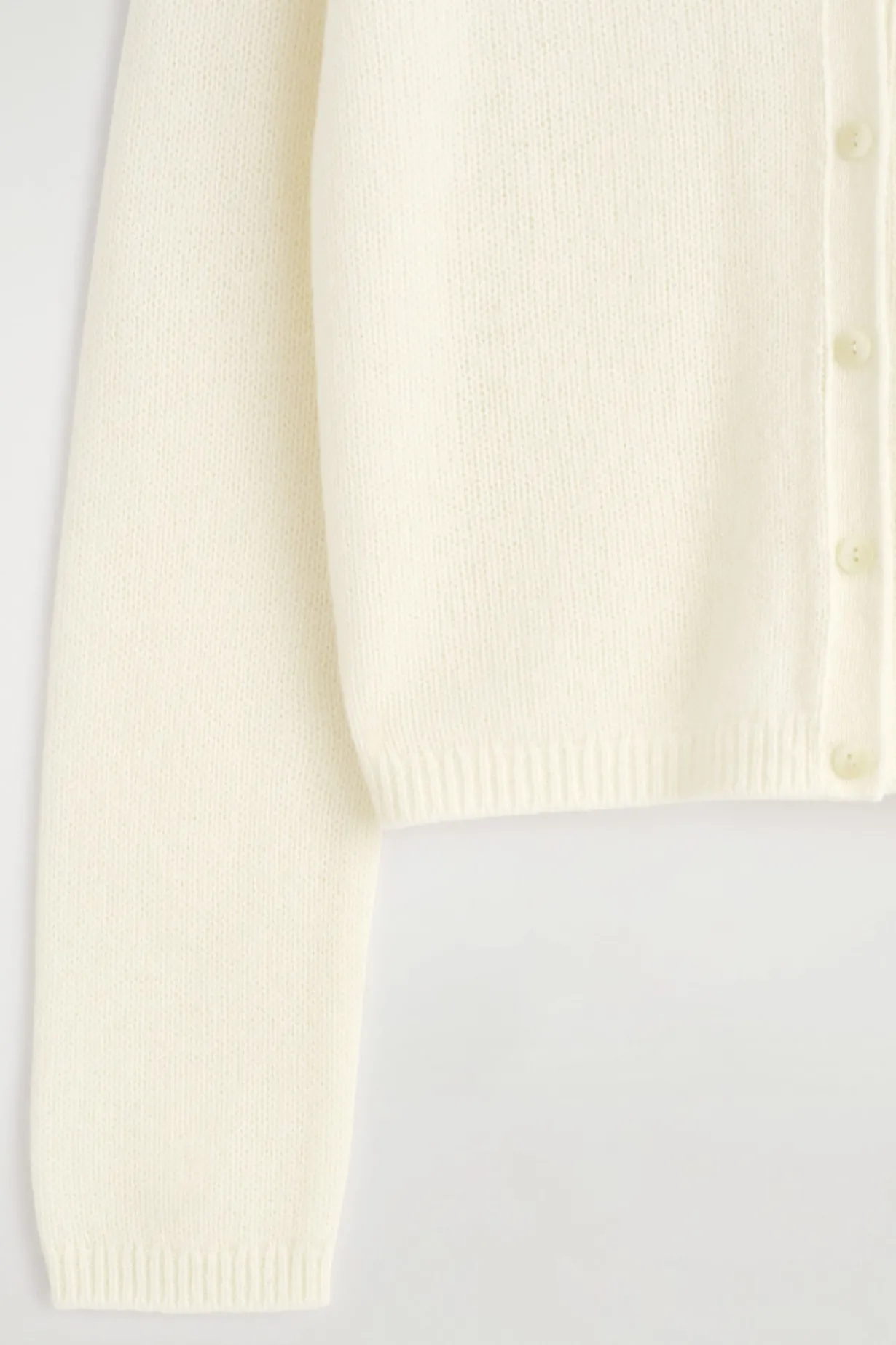STRICKJACKE AUS KASCHMIR MIT V-AUSSCHNITT