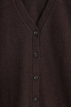 STRICKJACKE AUS MERINOWOLLE MIT V-AUSSCHNITT