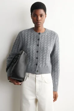STRICKJACKE AUS MERINOWOLLE MIT ZOPFSTRICKMUSTER