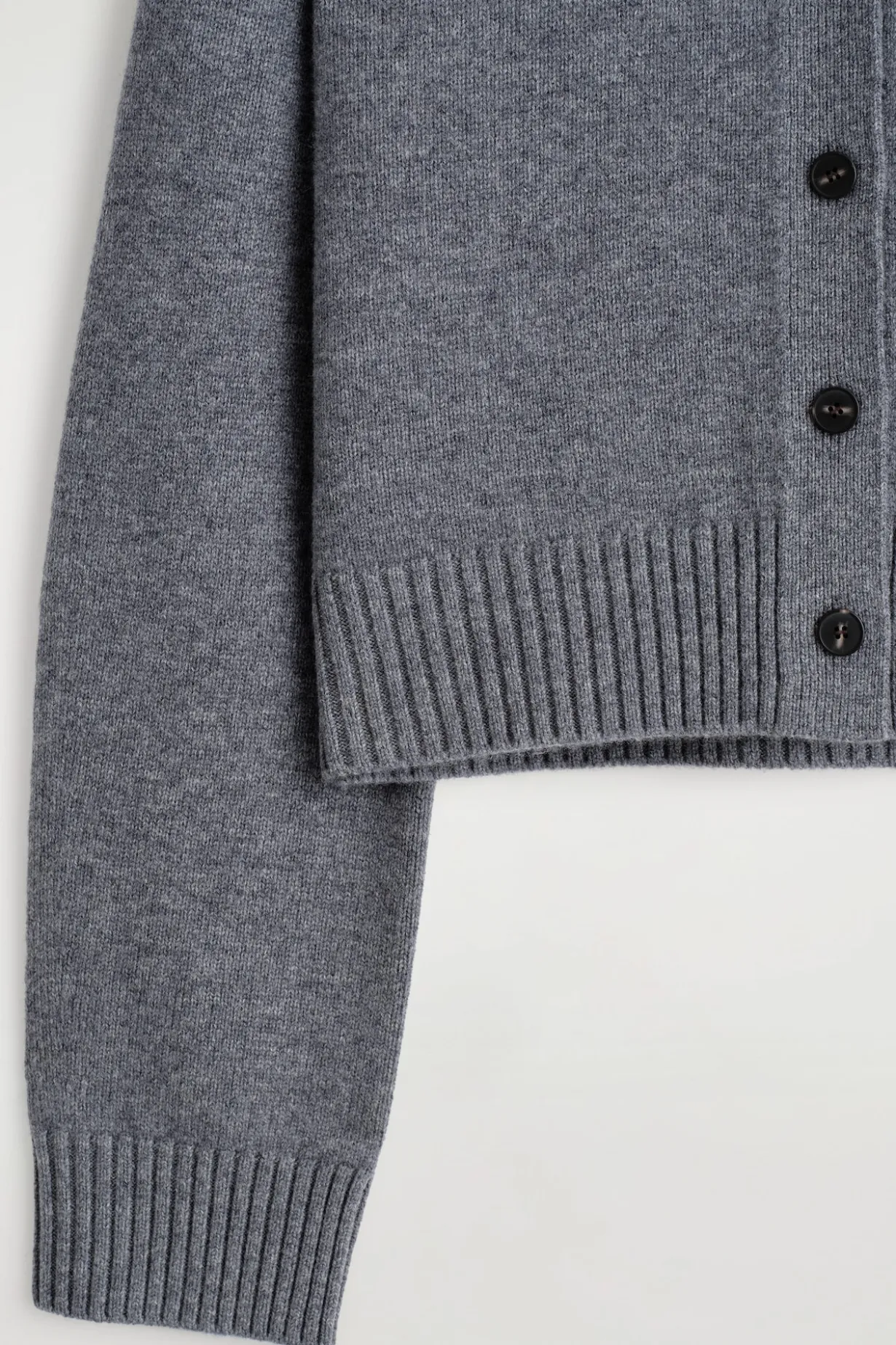 STRICKJACKE AUS MERINOWOLLE MIT KRAGEN