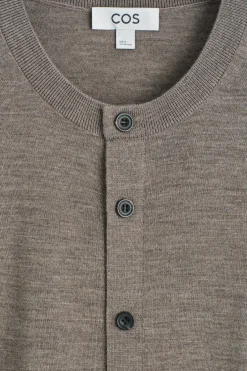 STRICKJACKE AUS MERINOWOLLE MIT RUNDHALSAUSSCHNITT