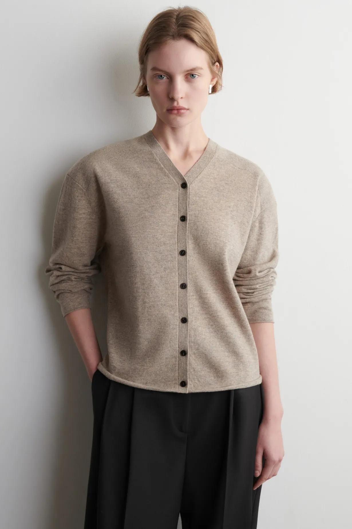 STRICKJACKE AUS MERINOWOLLE MIT V-AUSSCHNITT