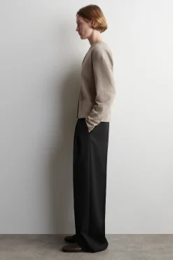 STRICKJACKE AUS MERINOWOLLE MIT V-AUSSCHNITT