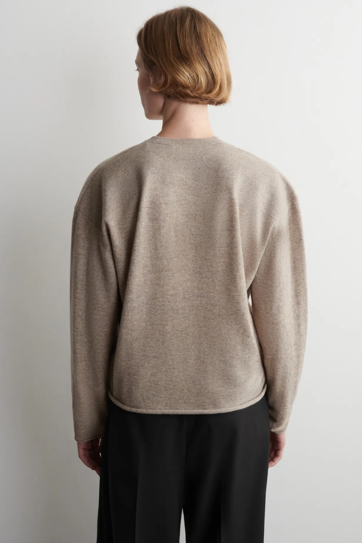 STRICKJACKE AUS MERINOWOLLE MIT V-AUSSCHNITT