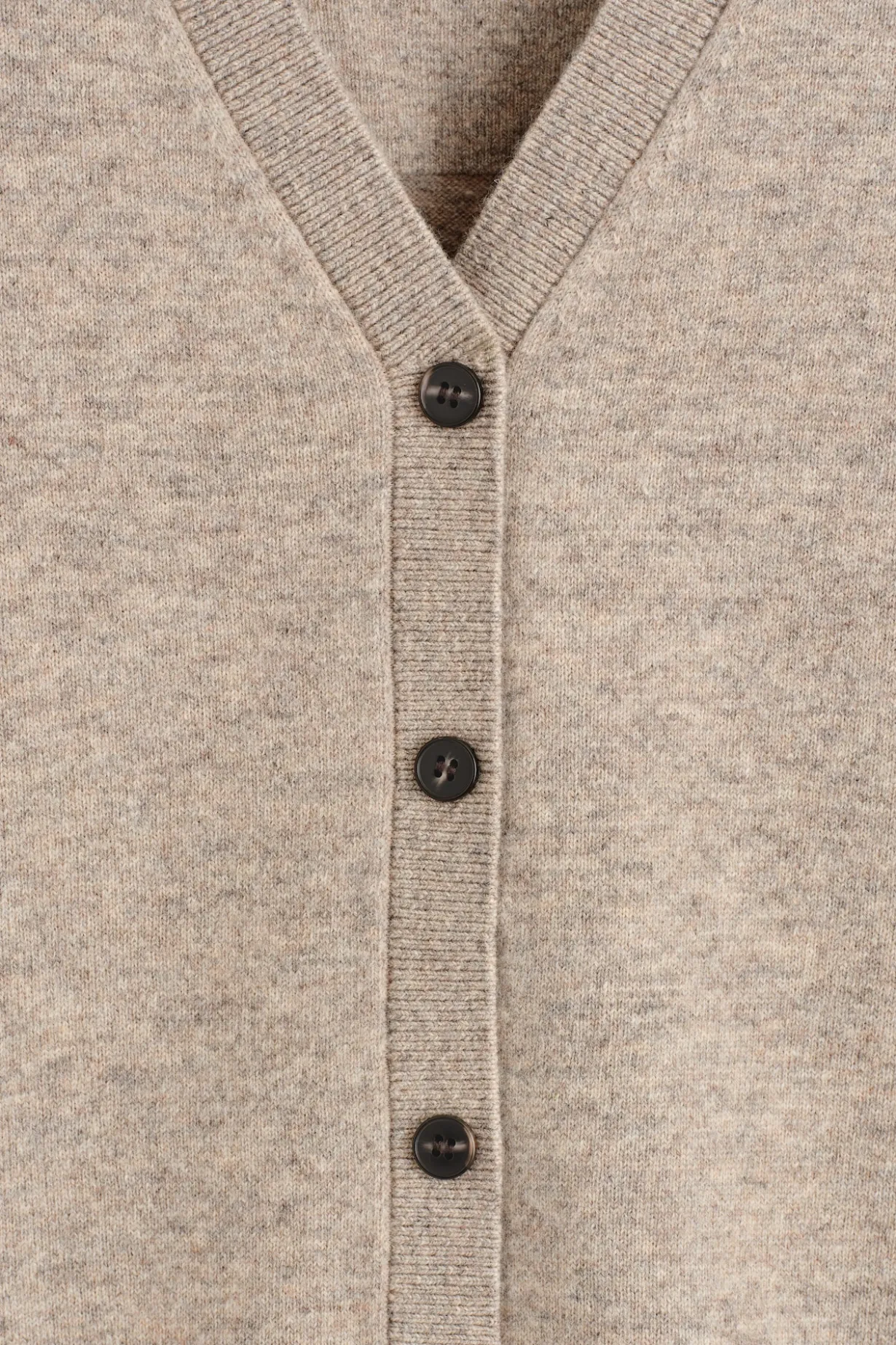 STRICKJACKE AUS MERINOWOLLE MIT V-AUSSCHNITT
