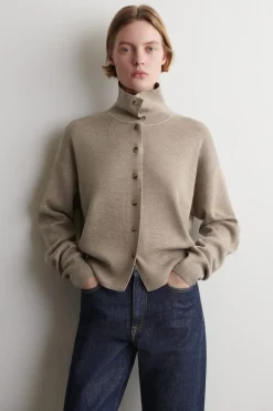 STRICKJACKE AUS MERINOWOLLE MIT TRICHTERKRAGEN