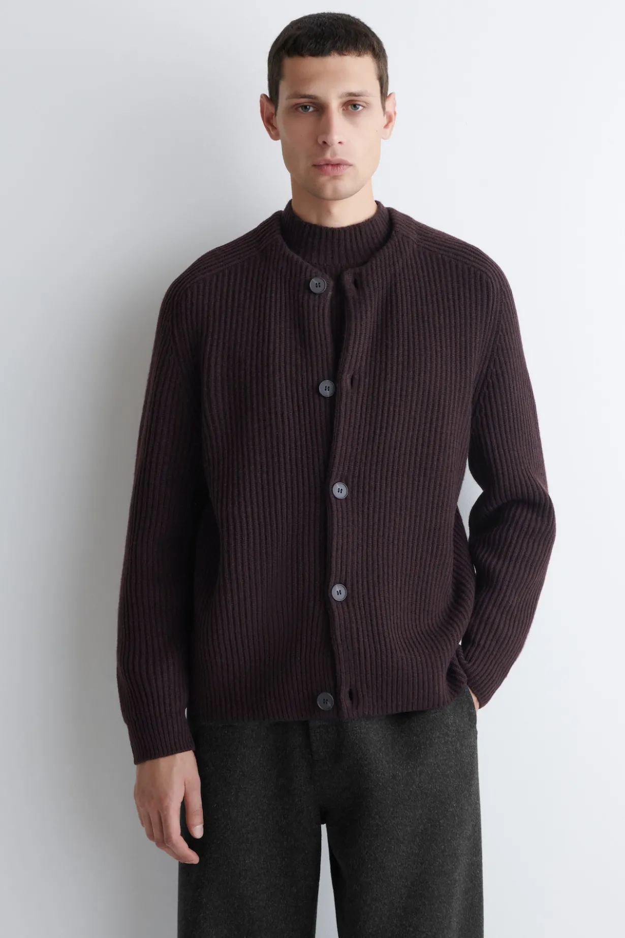 STRICKJACKE AUS WOLLE MIT RUNDHALSAUSSCHNITT