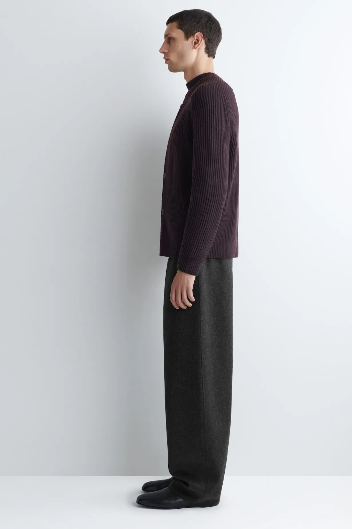 STRICKJACKE AUS WOLLE MIT RUNDHALSAUSSCHNITT