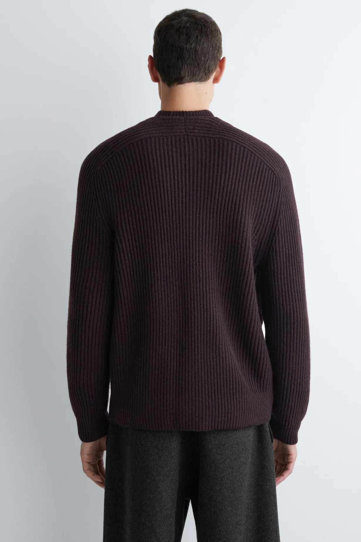 STRICKJACKE AUS WOLLE MIT RUNDHALSAUSSCHNITT