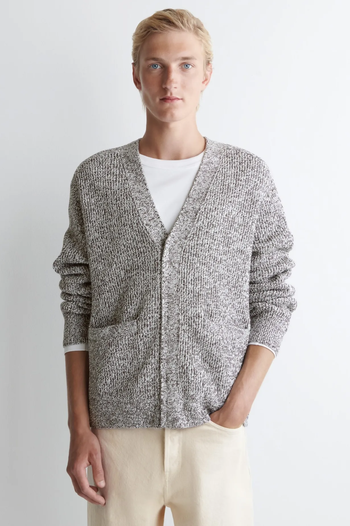 STRICKJACKE MIT REISSVERSCHLUSS UND V-AUSSCHNITT