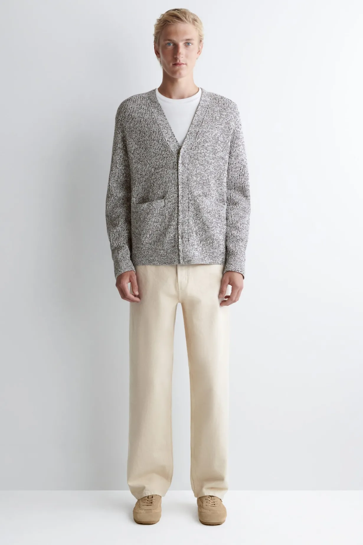 STRICKJACKE MIT REISSVERSCHLUSS UND V-AUSSCHNITT