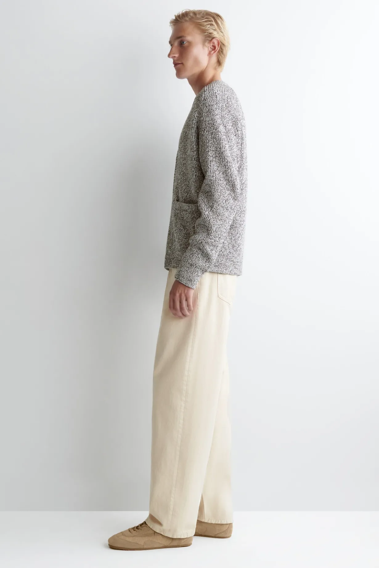 STRICKJACKE MIT REISSVERSCHLUSS UND V-AUSSCHNITT