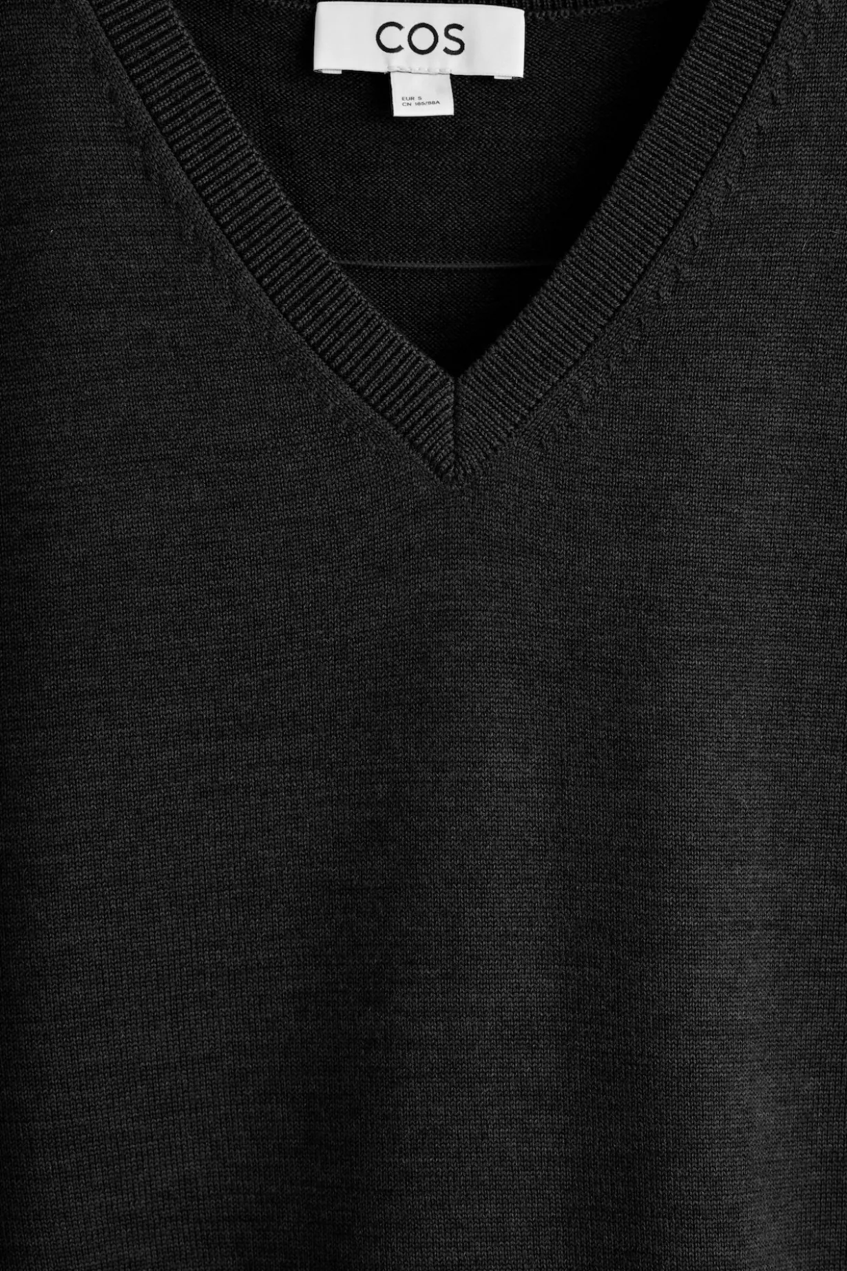 STRICKPULLUNDER AUS MERINOWOLLE MIT V-AUSSCHNITT