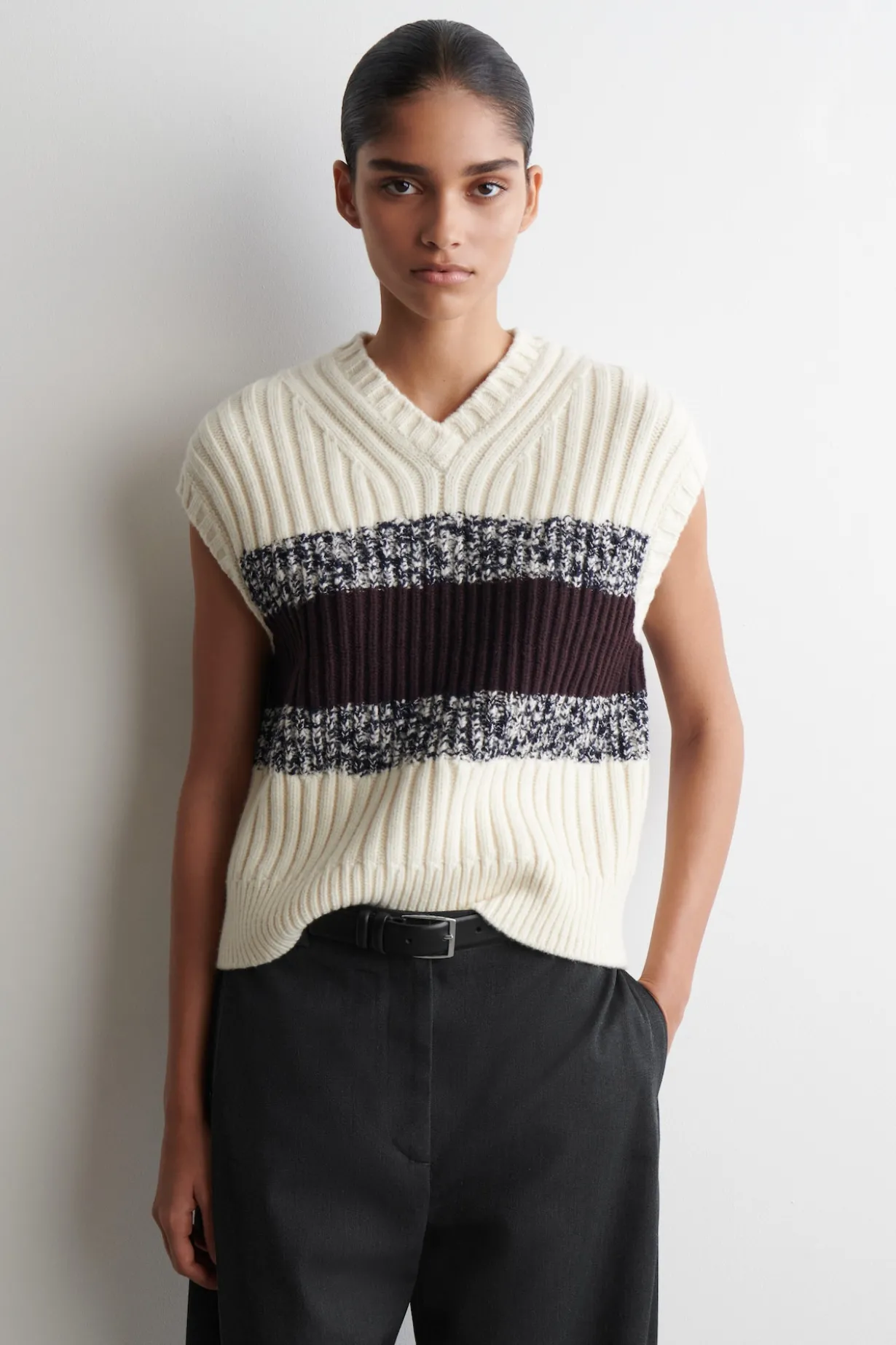 STRICKPULLUNDER AUS MERINOWOLLE MIT V-AUSSCHNITT