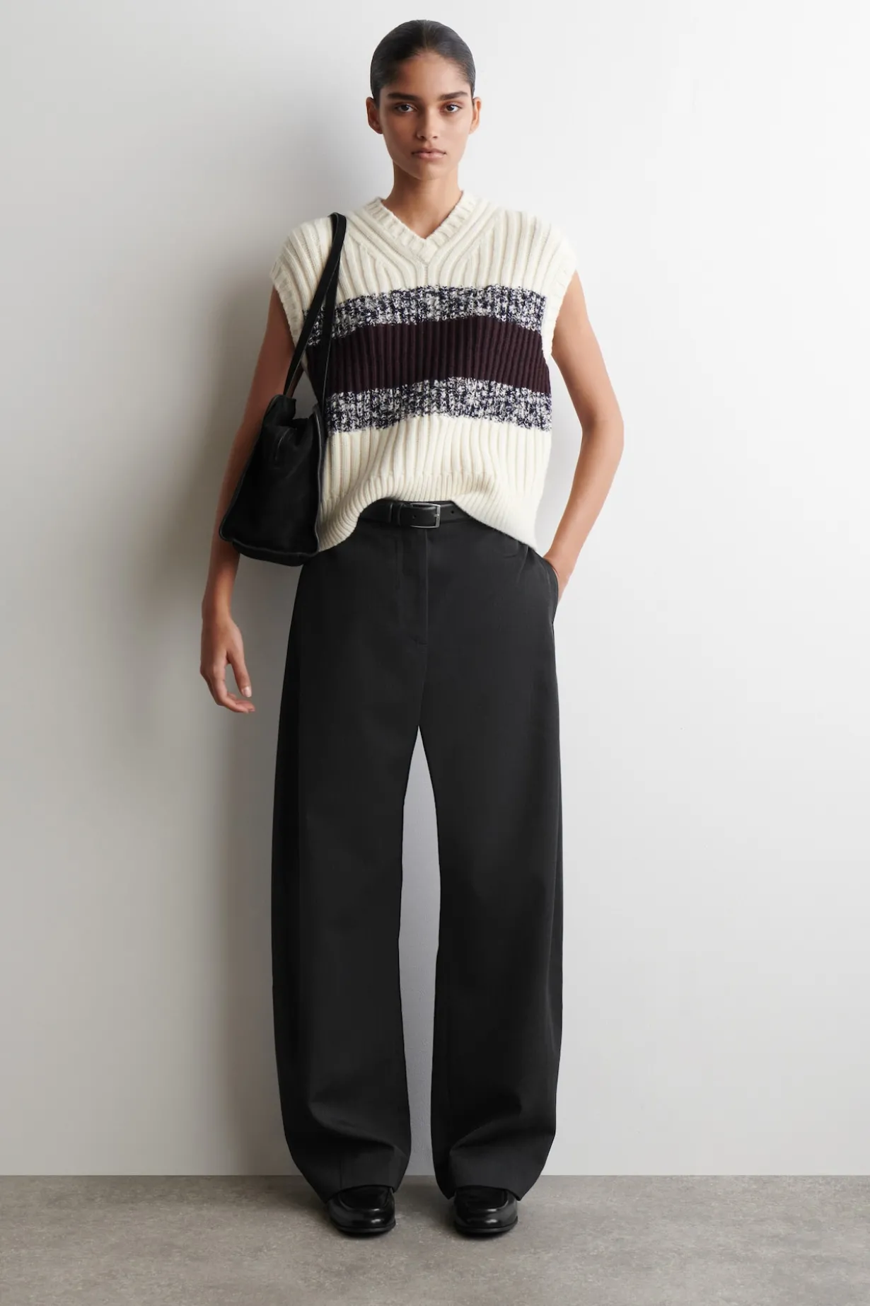 STRICKPULLUNDER AUS MERINOWOLLE MIT V-AUSSCHNITT