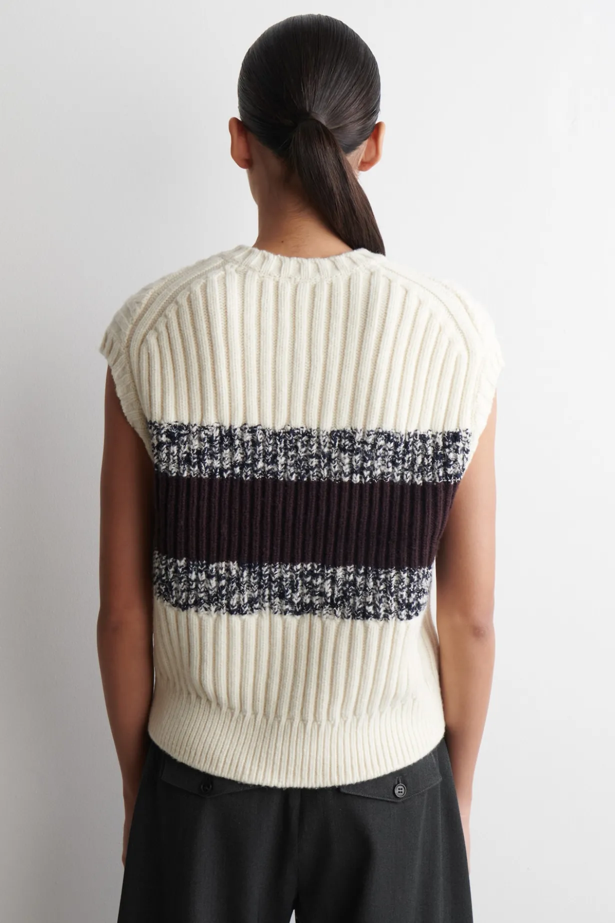 STRICKPULLUNDER AUS MERINOWOLLE MIT V-AUSSCHNITT