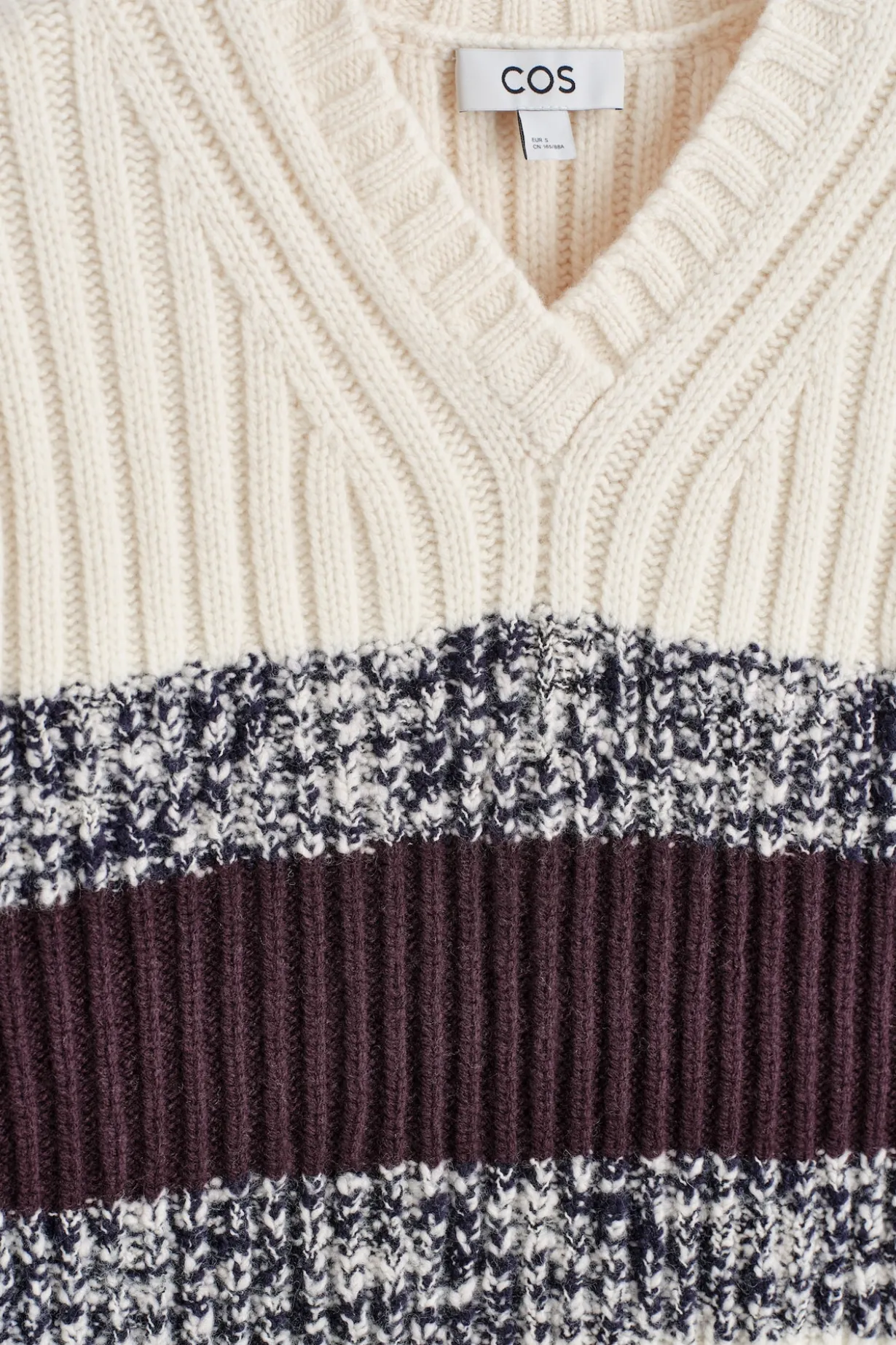 STRICKPULLUNDER AUS MERINOWOLLE MIT V-AUSSCHNITT