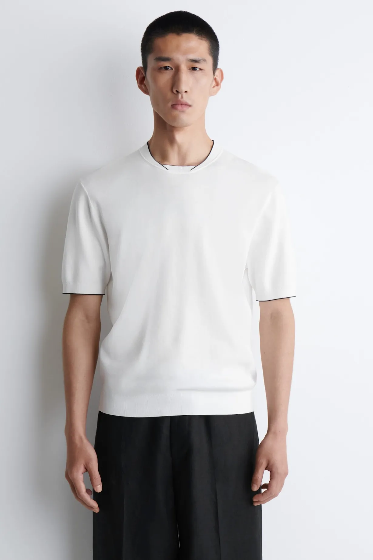 STRICK-T-SHIRT MIT KONTRASTIERENDEN EINFASSUNGEN
