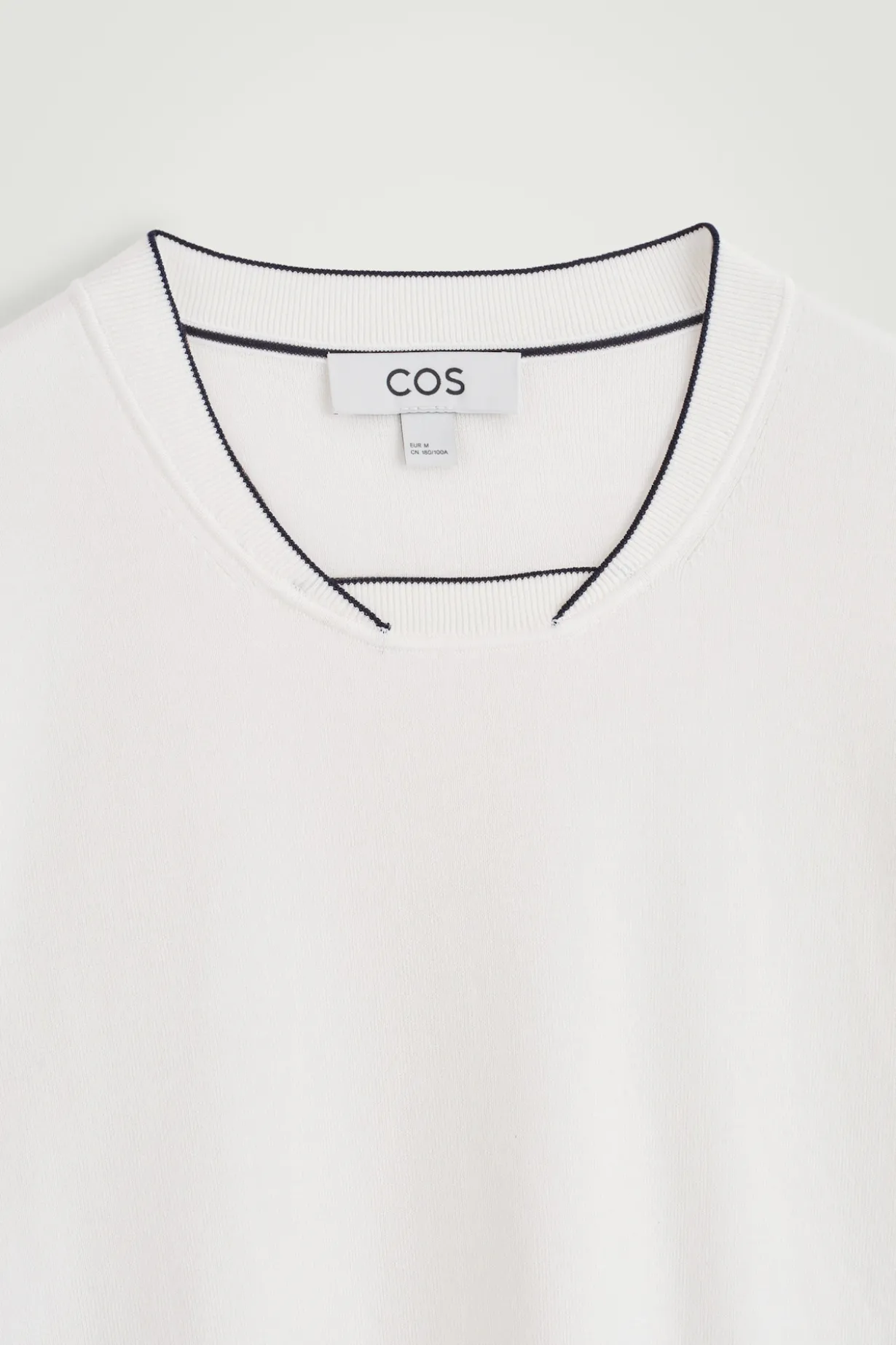 STRICK-T-SHIRT MIT KONTRASTIERENDEN EINFASSUNGEN