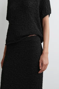 STRUKTURIERTER MIDIROCK MIT LOCHSTRICKMUSTER
