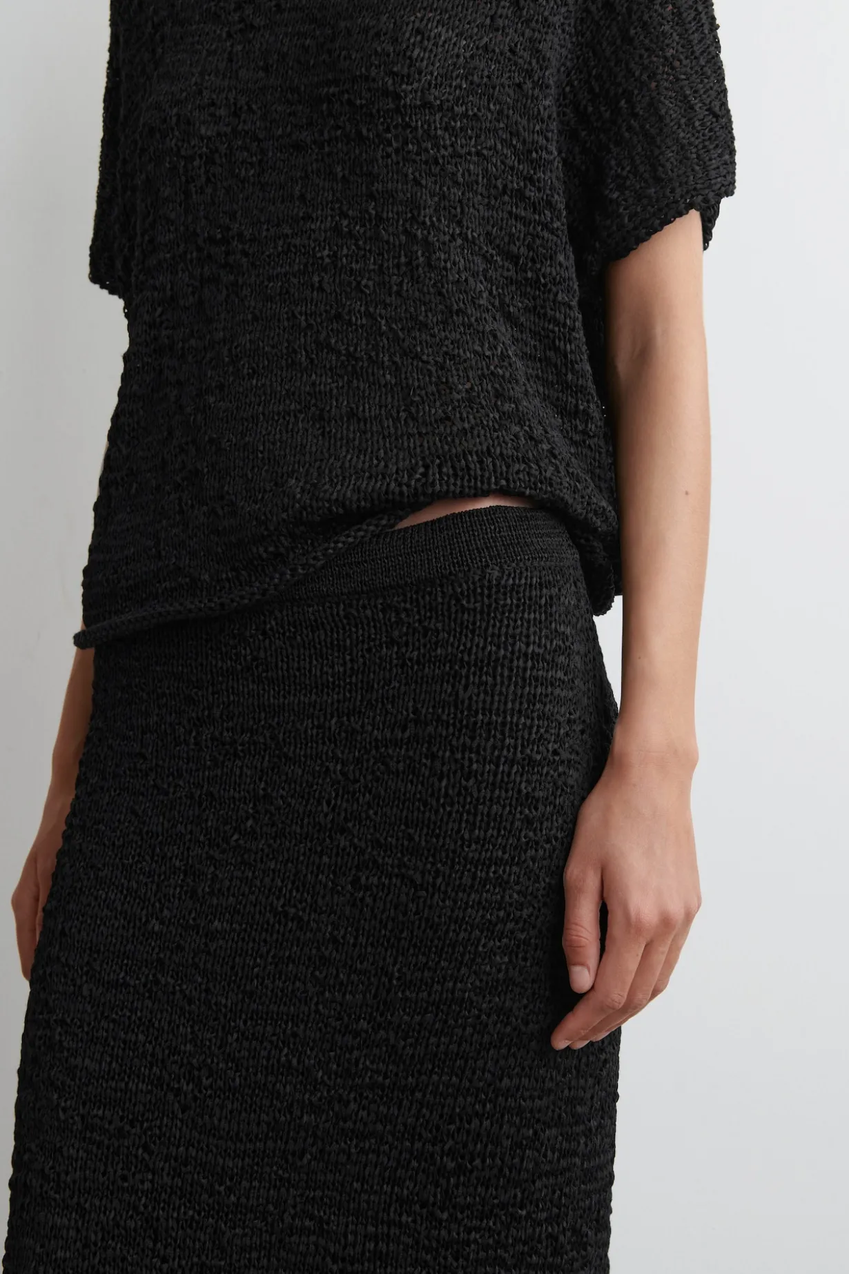 STRUKTURIERTER MIDIROCK MIT LOCHSTRICKMUSTER