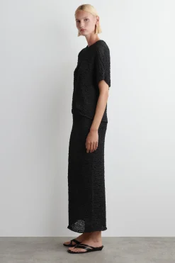 STRUKTURIERTER MIDIROCK MIT LOCHSTRICKMUSTER