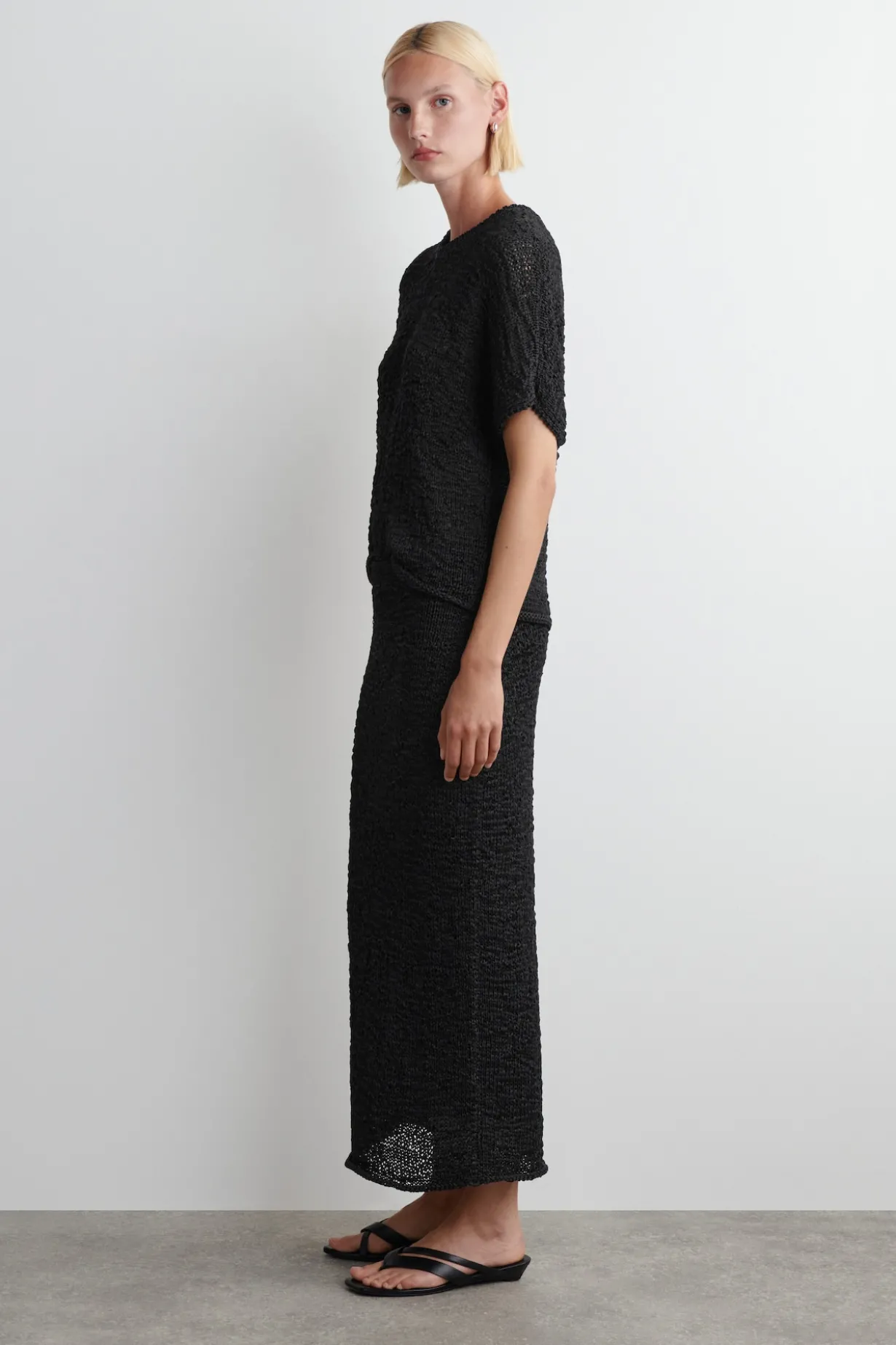 STRUKTURIERTER MIDIROCK MIT LOCHSTRICKMUSTER