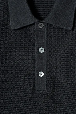 STRUKTURIERTES STRICK-POLOSHIRT AUS BAUMWOLLE