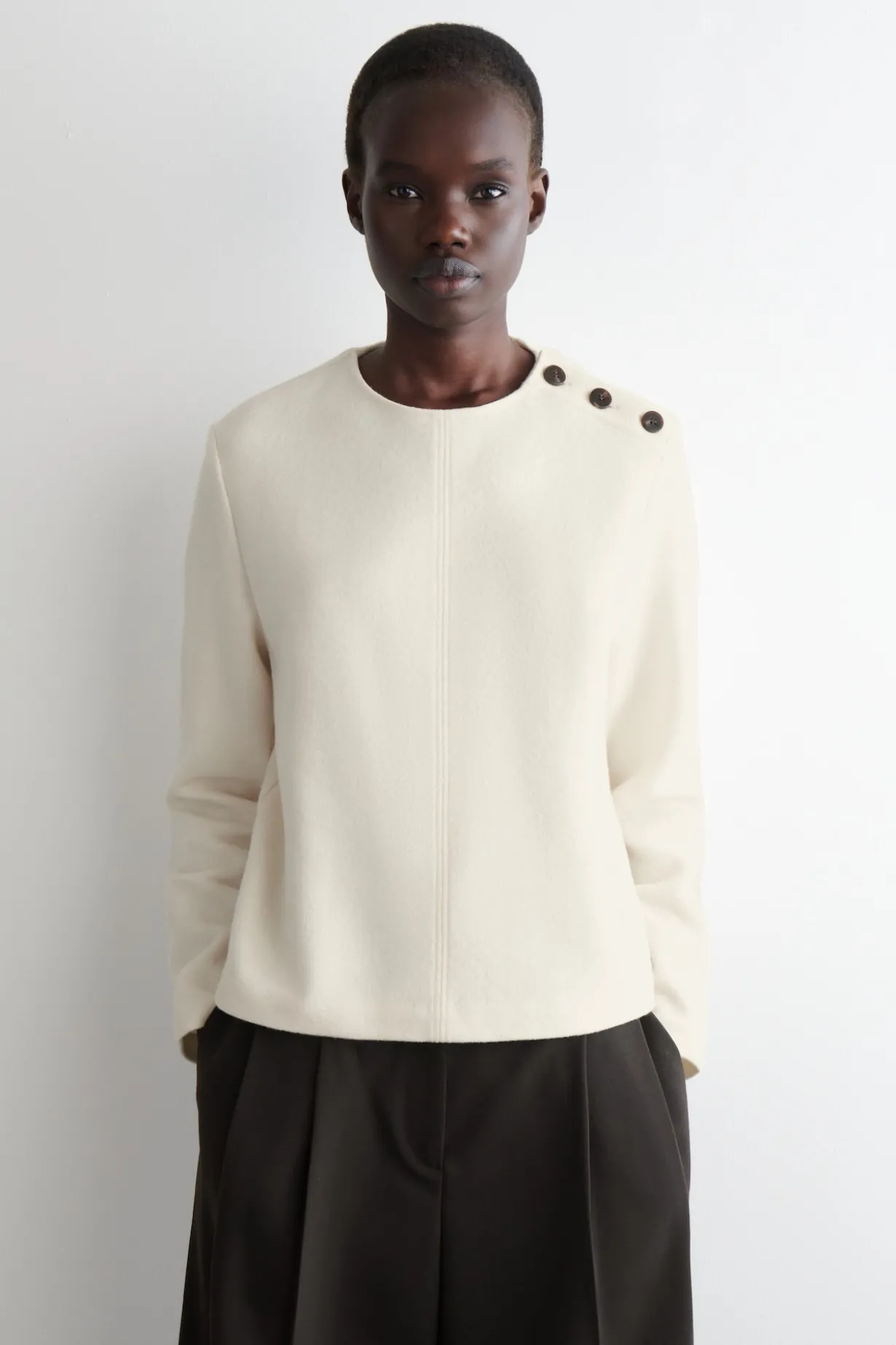 SWEATSHIRT AUS KOCHWOLLE MIT KNOPFDETAILS