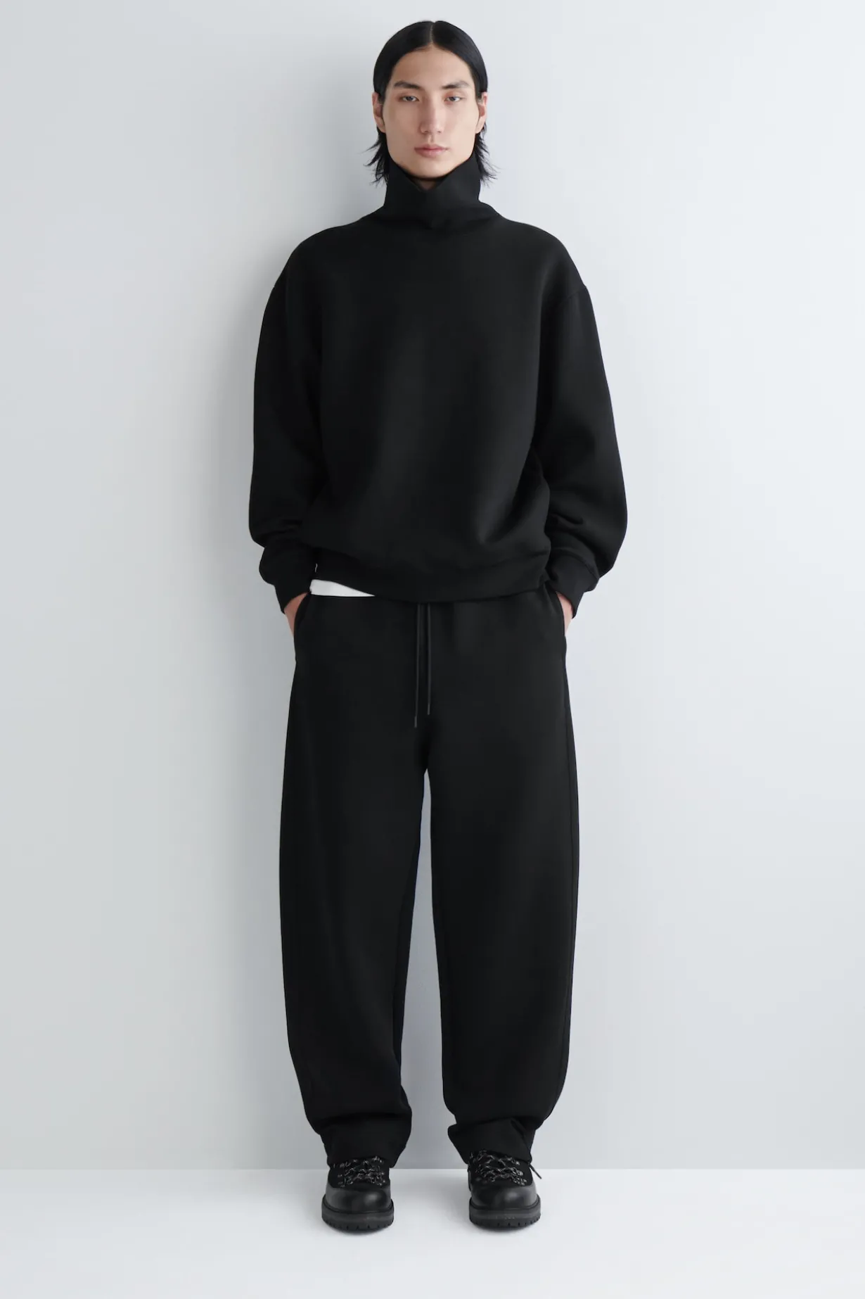 SWEATSHIRT AUS SCUBA MIT STEHKRAGEN
