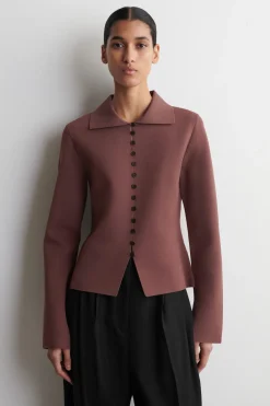 TAILLIERTE STRICKJACKE AUS FEINSTRICK