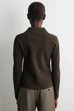 TAILLIERTE STRICKJACKE AUS FEINSTRICK
