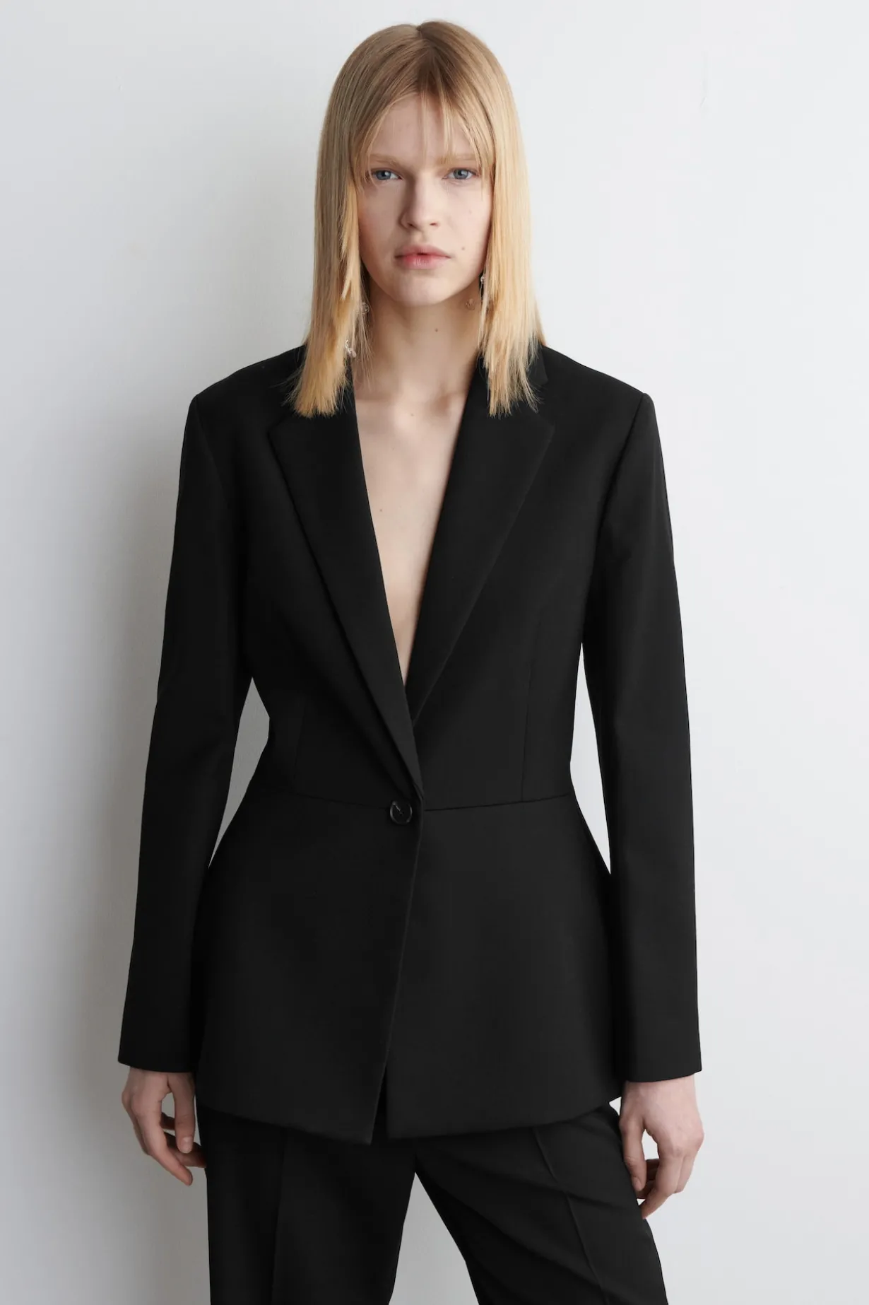 TAILLIERTER BLAZER MIT SCHÖSSCHEN