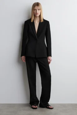 TAILLIERTER BLAZER MIT SCHÖSSCHEN