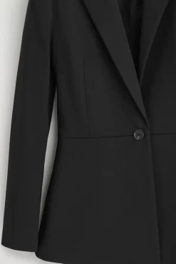 TAILLIERTER BLAZER MIT SCHÖSSCHEN