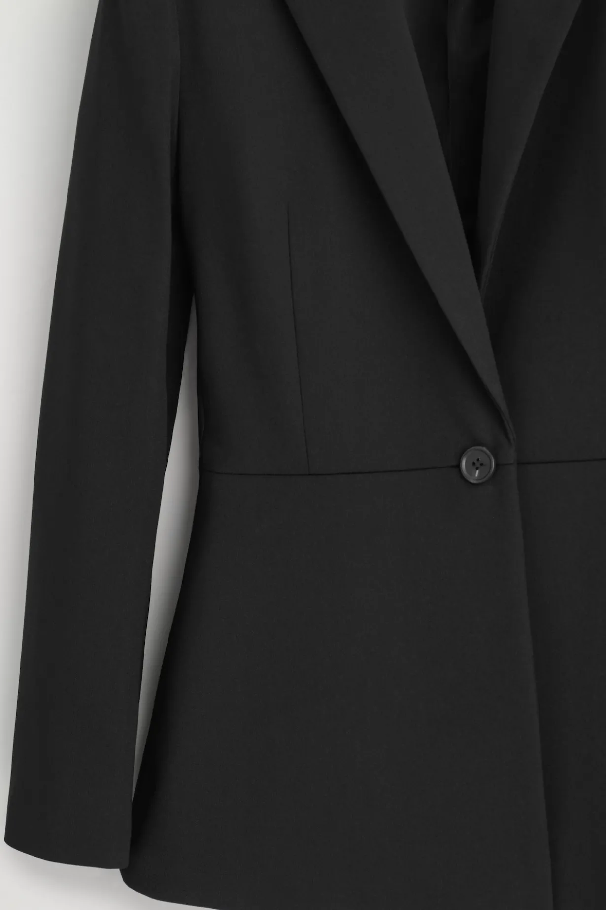 TAILLIERTER BLAZER MIT SCHÖSSCHEN