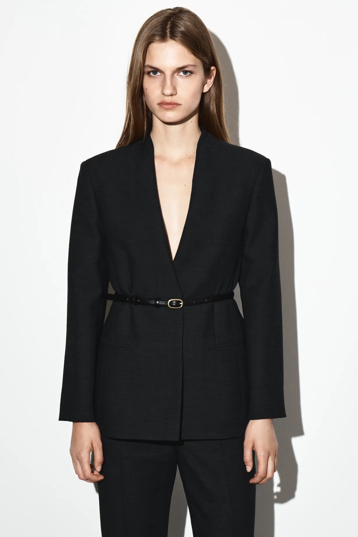 TAILLIERTER KRAGENLOSER BLAZER