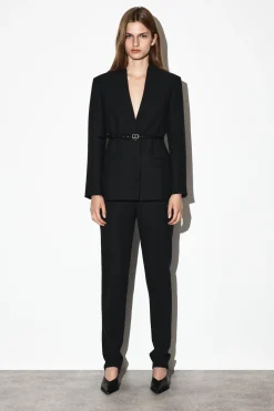 TAILLIERTER KRAGENLOSER BLAZER