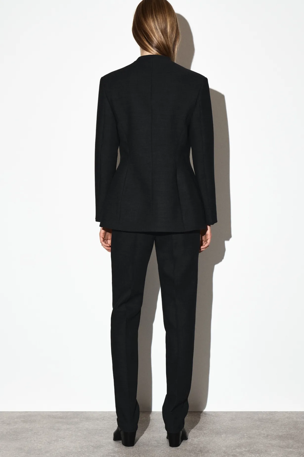 TAILLIERTER KRAGENLOSER BLAZER