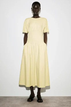 TAILLIERTES MIDIKLEID AUS BAUMWOLLE