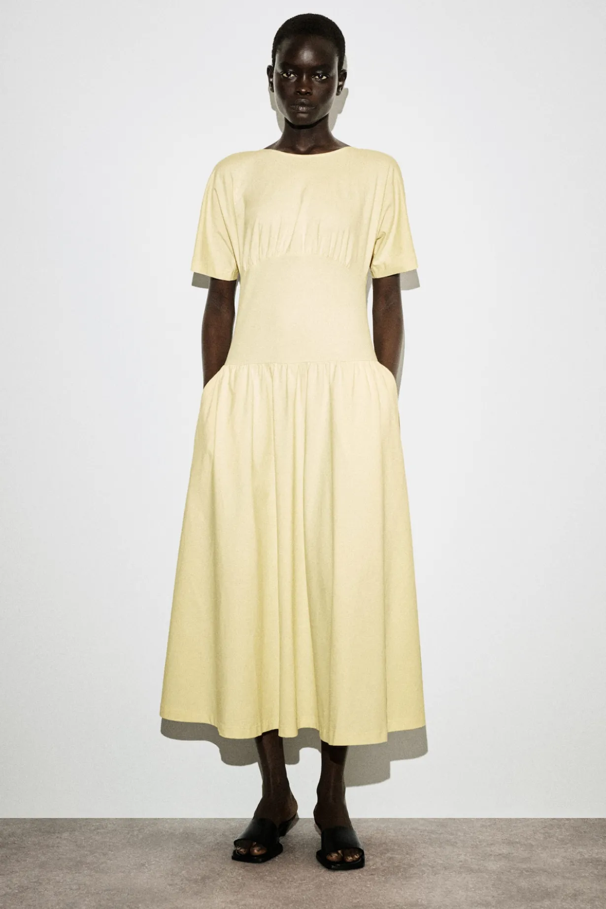 TAILLIERTES MIDIKLEID AUS BAUMWOLLE