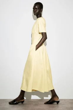 TAILLIERTES MIDIKLEID AUS BAUMWOLLE