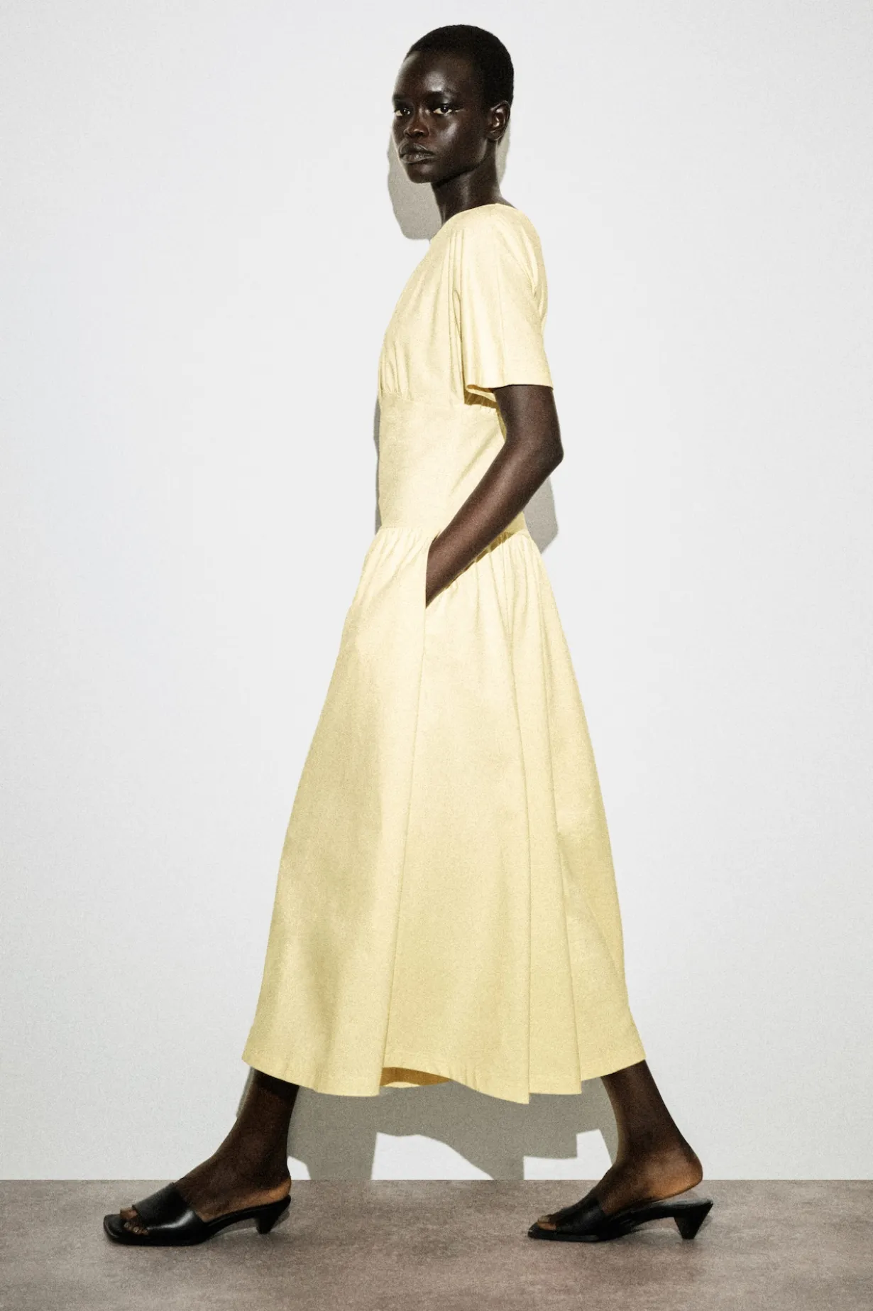 TAILLIERTES MIDIKLEID AUS BAUMWOLLE