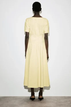TAILLIERTES MIDIKLEID AUS BAUMWOLLE