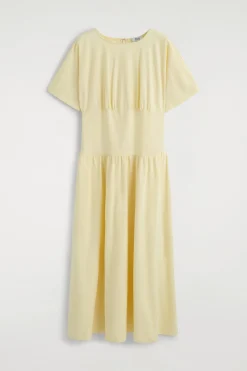 TAILLIERTES MIDIKLEID AUS BAUMWOLLE