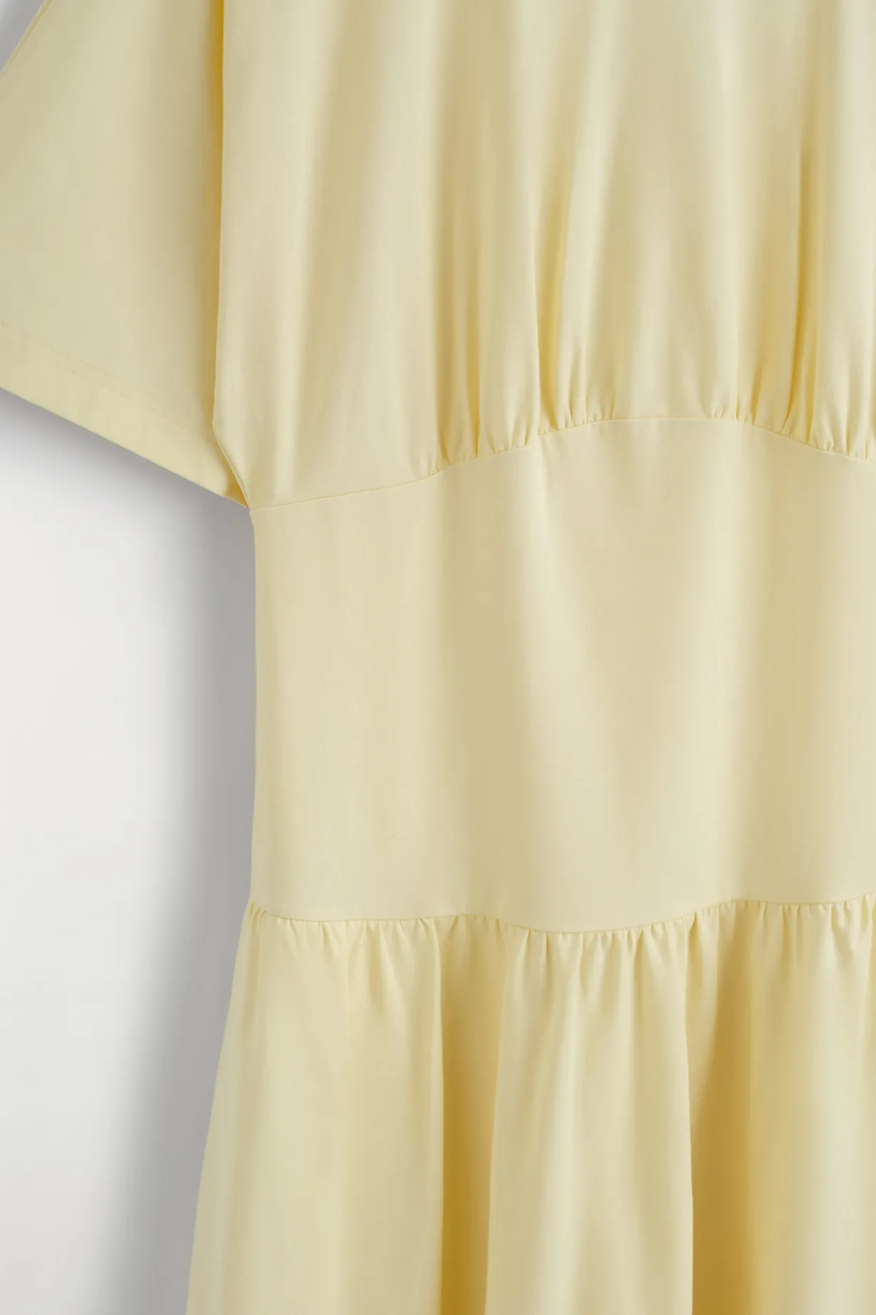 TAILLIERTES MIDIKLEID AUS BAUMWOLLE
